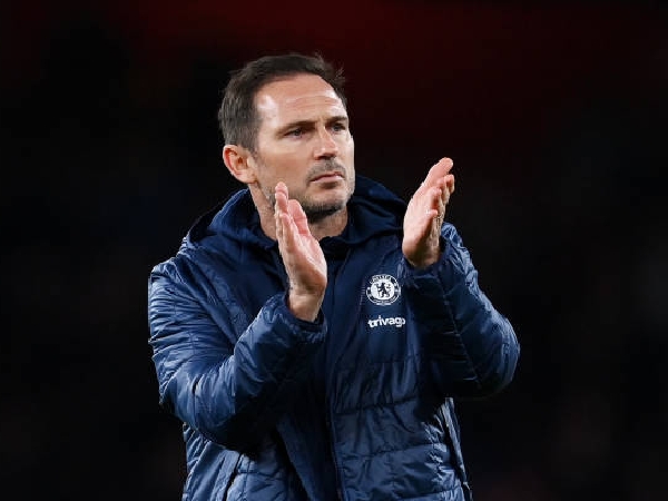 Frank Lampard mengawasi hasil negatif yang diraih Chelsea