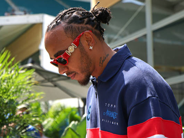 Bahagia di Mercedes, Lewis Hamilton Menghayal Membalap untuk Ferrari