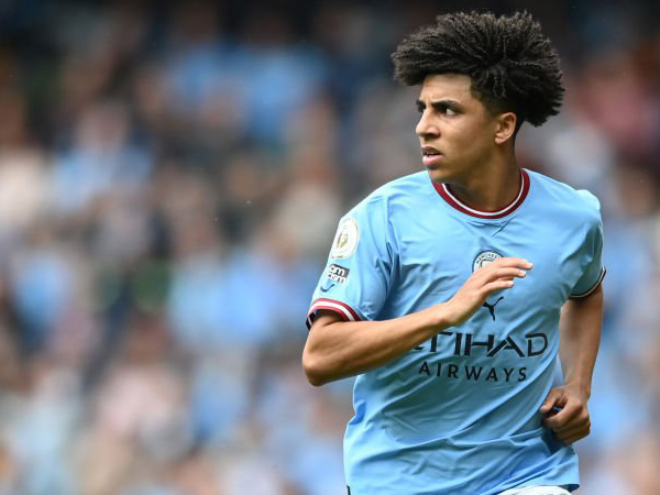 Bek sayap Manchester City, Rico Lewis.