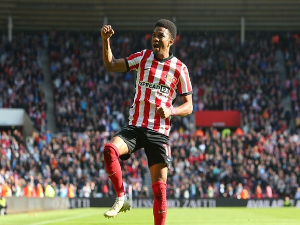 Amad Diallo menyatakan ingin bertahan semusim lagi di Sunderland dan belum mau kembali memperkuat Manchester United / via Getty Images