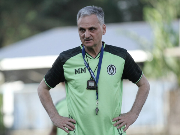 Pelatih PSS Sleman, Marian Mihail pimpin latihan perdana timnya