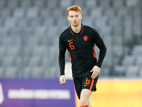 Schalke Ingin Perpanjang Kontrak Pinjaman Sepp van den Berg dari Liverpool