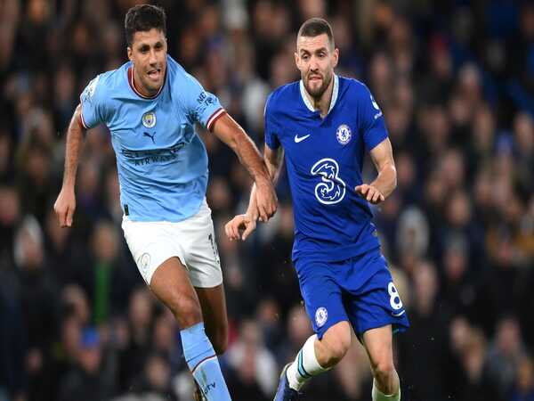 Mateo Kovacic menjadi rebutan tiga raksasa Eropa menyusul keputusan Chelsea yang siap menjual sang gelandang di bursa transfer musim panas 2023 / via Getty Images