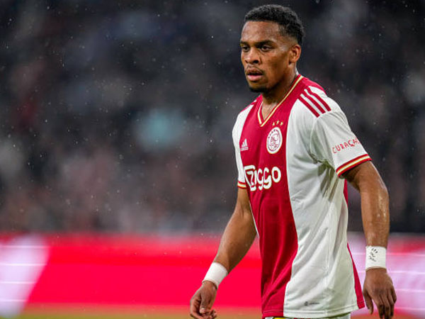 Dikaitkan dengan Liverpool dan MU, Jurrien Timber Akhirnya Buka Suara