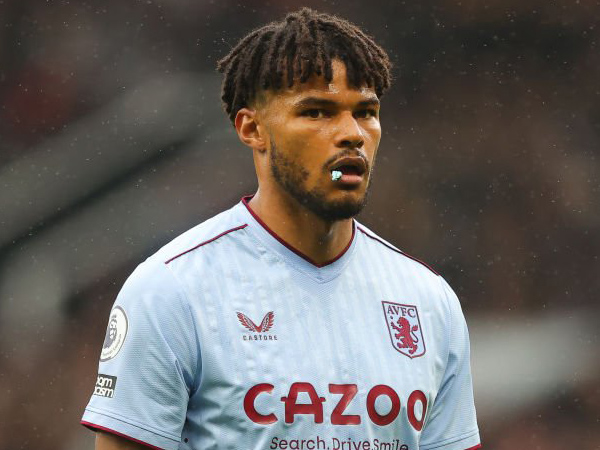 Bek Aston Villa, Tyrone Mings.