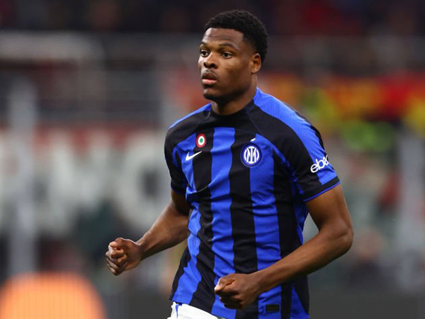 Bek sayap Inter Milan, Denzel Dumfries.