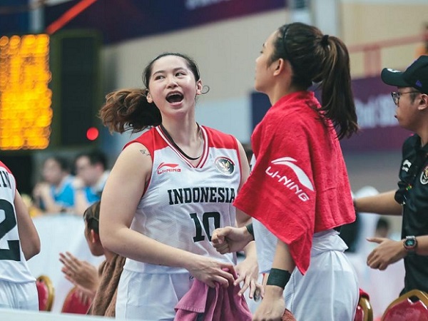 Pemain Timnas Basket Putri Indonesia melakukan selebrasi.
