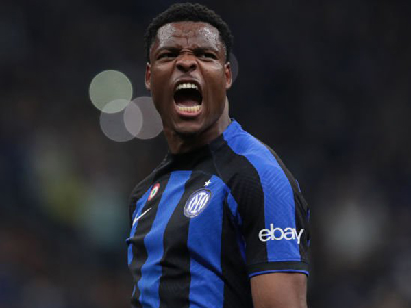 Bek sayap Inter Milan, Denzel Dumfries.