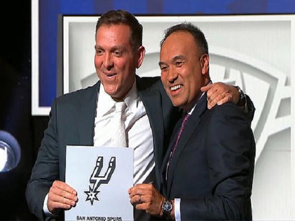 Pemilik San Antonio Spurs Peter J. Holt usai menangkan lotere.