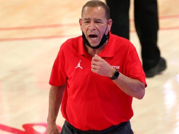 Milwaukee Bucks tertarik untuk merekrut Kelvin Sampson. (Images: Getty)