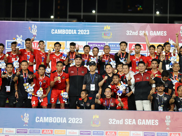 Timnas Indonesia U-22 usai menerima pengalungan medali emas SEA Games 2023