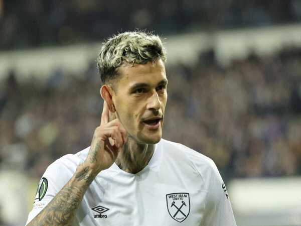 AC Milan dilaporkan siap mengajukan tawaran peminjaman kepada West Ham untuk striker mereka yakni Gianluca Scamacca / via Getty Images