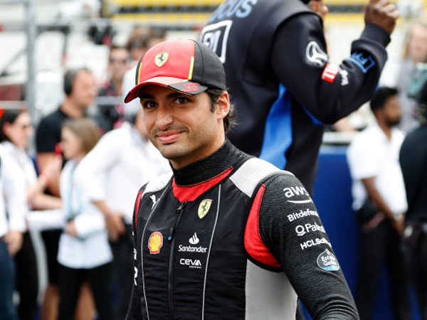 Dikaitkan dengan Audi, Carlos Sainz: Saya Terikat Kontrak di Ferrari