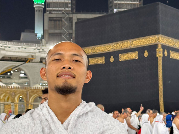 Pemain Persija Jakarta, Dandi Maulana memanfaatkan waktu libur kompetisi untuk umrah