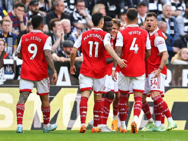 Arsenal kalah dalam perlombaan dengan Manchester City