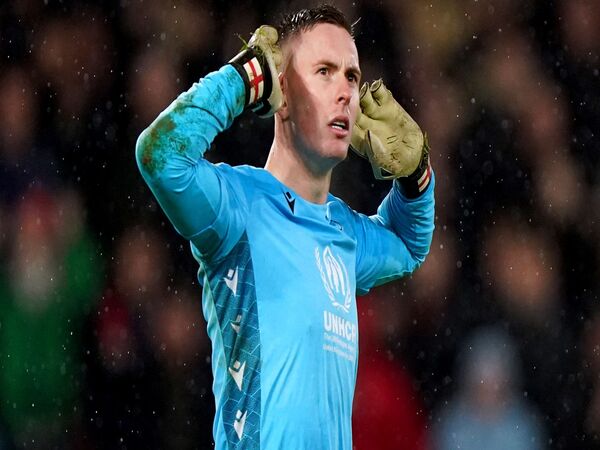 Nottingham Forest siap menyetor uang sebesar 30 juta Poundsterling ke MU untuk mempermanenkan status kiper Dean Henderson / via Getty Images