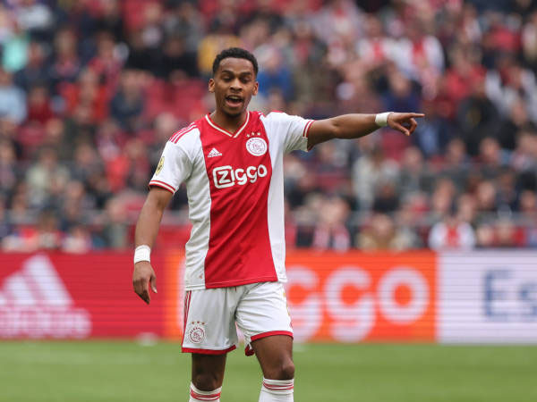 Jurrien Timber Bicara soal Transfer Setelah Dikaitkan dengan Liverpool