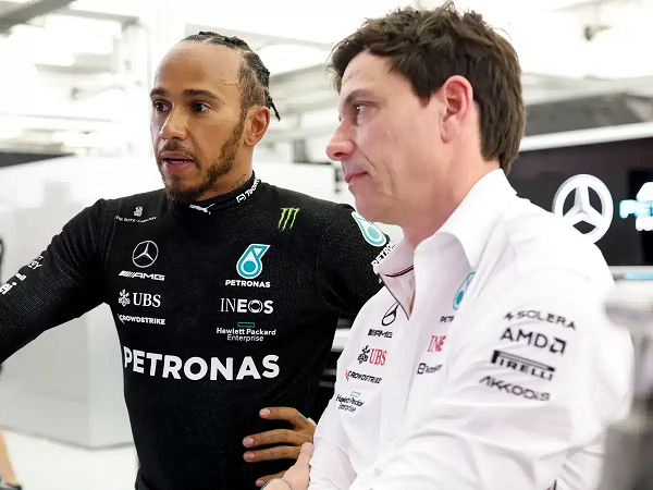 Toto Wolff akui sulit negosiasi kontrak baru dengan Lewis Hamilton.