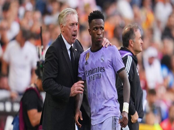 Carlo Ancelotti meminta otoritas La Liga mengikuti jejak Premier League dalam memberantas rasisme buntut insiden yang menimpa Vinicius Junior / via Getty Images