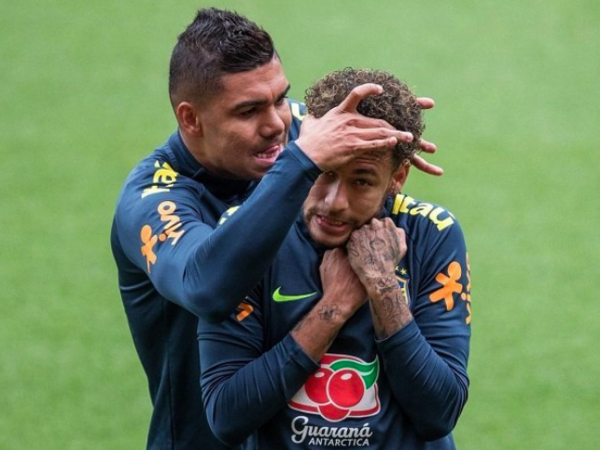 Manchester United disebut bakal meminta bantuan dari Casemiro untuk menggoda Neymar pindah dari PSG musim panas ini / via Reuters