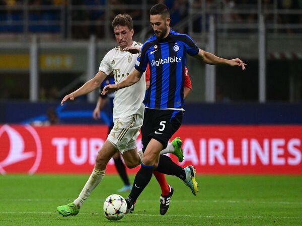 Roberto Gagliardini kini harus mencari klub baru setelah kontraknya resmi tak bakal diperpanjang oleh manajemen Inter Milan / via Getty Images