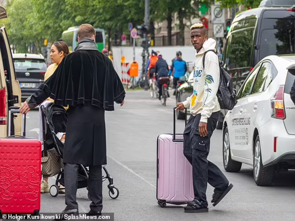 Victor Osimhen tampak terlihat di Berlin, Jerman pada hari ini (24/5) dan hal tersebut mengencangkan rumor kepindahannya ke Bayern Muenchen musim panas ini / via Splash News