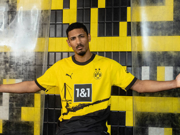 Sebastien Haller mengenakan jersey kandang baru Borussia Dortmund