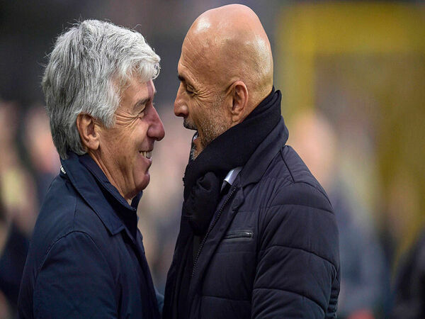Gian Piero Gasperini menanggapi rumor soal dirinya yang bakal menggantikan posisi dari Luciano Spalletti sebagai pelatih Napoli mulai musim depan / via Getty Images