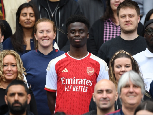 Bukayo Saka bersama penggemar Arsenal setelah menandatangani kontrak baru
