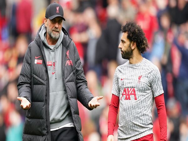 Jurgen Klopp menanggapi cuitan Mohamed Salah di Twitter yang menyebut Liverpool gagal total musim ini karena gagal finish di empat besar Premier League / via Getty Images
