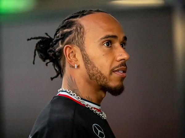 Lewis Hamilton bantah rumor akan hengkang ke Ferrari.