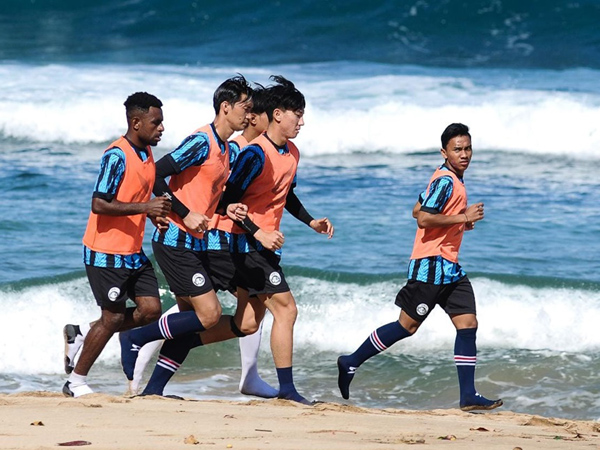 Latihan skuat Arema FC di pantai untuk meingkatkan fisik