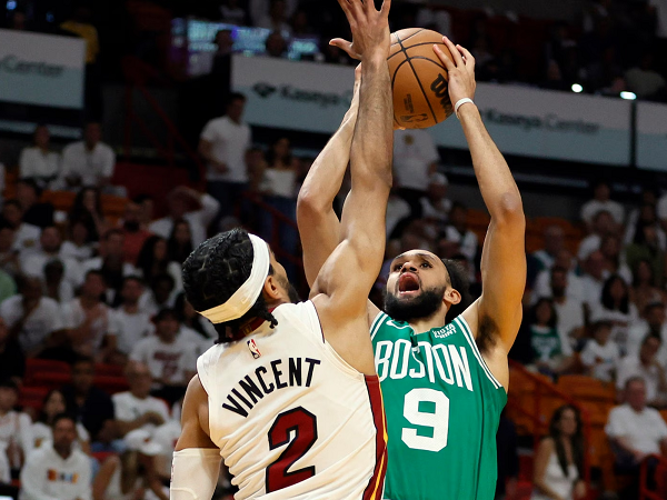 Boston Celtics paksa Miami Heat terus berlaga hingga game 7.