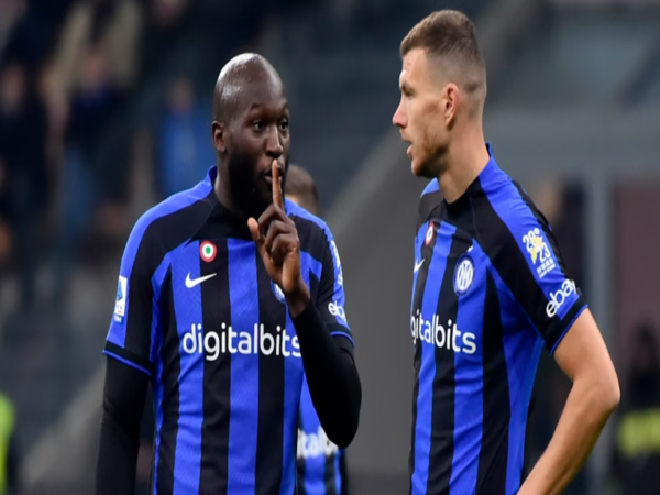 Simone Inzaghi dicecar oleh wartawan siapa yang akan menjadi starter Inter di final Liga Champions tanggal 11 Juni nanti, apakah itu Edin Dzeko atau Romelu Lukaku / via Getty Images