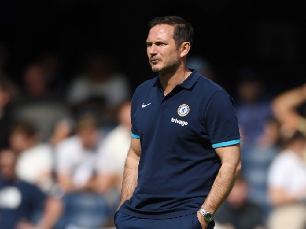 Frank Lampard mengucapkan selamat kepada Everton