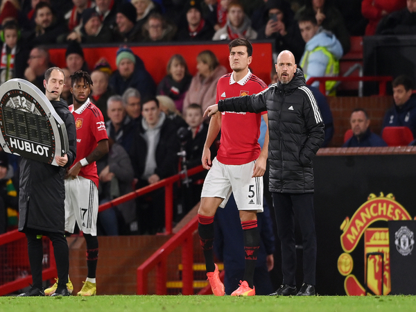 Harry Maguire berharap dirinya masih membela Manchester United musim depan meski kencang diberitakan bakal dilego oleh manajer Erik ten Hag / via Getty Images