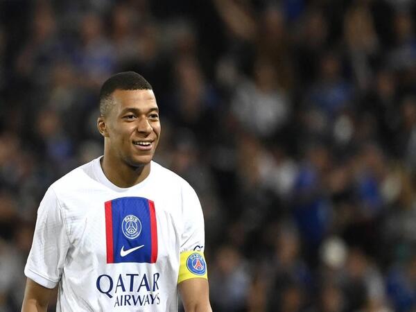 Kylian Mbappe menegaskan komitmen setianya dengan PSG dan berjanji tidak akan pindah klub musim panas ini / via AFP