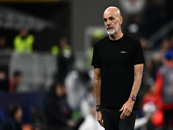 Stefano Pioli mendesak AC Milan berbelanja banyak pemain baru musim panas ini agar tim bisa terus kompetitif dalam mengejar gelar juara / via Getty Images