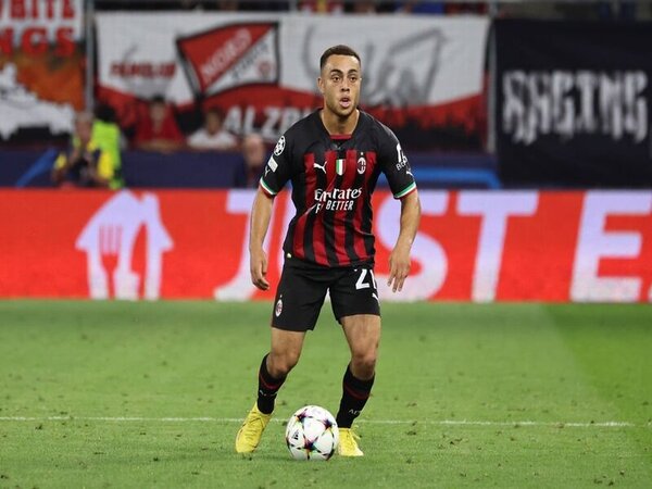 Sergino Dest dilaporkan menjadi incaran Union Berlin setelah terbuang dari AC Milan dan juga Barcelona / via Getty Images