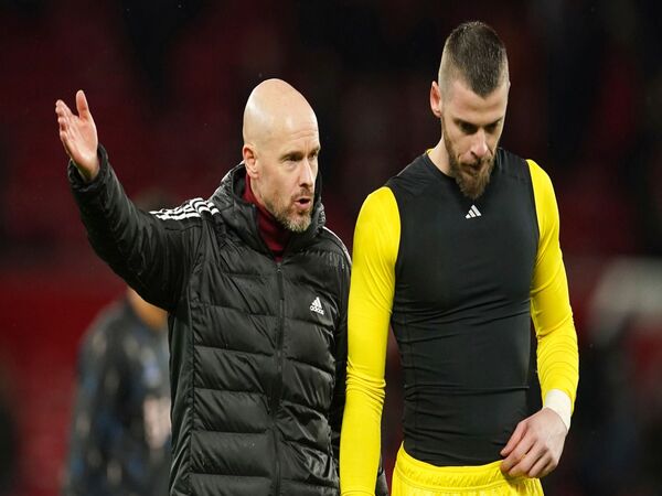Erik ten Hag menyebut MU perlu mendatangkan kiper baru musim panas ini guna memberikan persaingan bagi David De Gea / via Getty Images