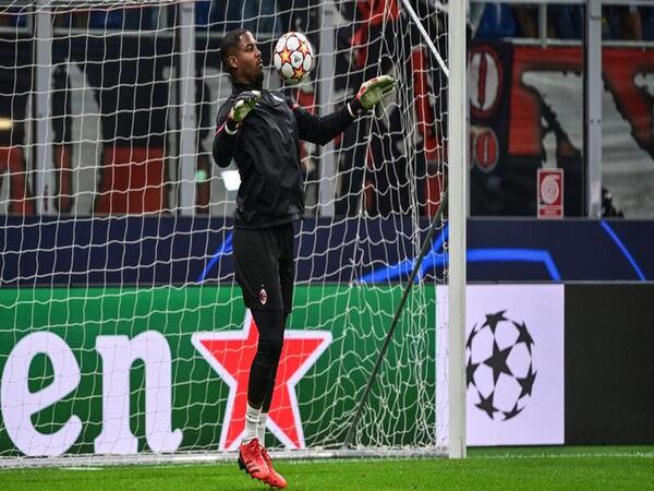 Dengan perannya yang semakin vital untuk klub, AC Milan dilaporkan siap mengikat Mike Maignan sampai lima tahun ke depan di San Siro / via Reuters