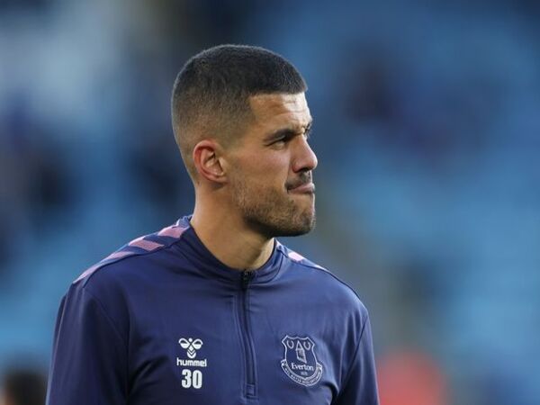 Everton disebut harus segera mengambil sikap terkait masa depan Conor Coady yang masa peminjamannya segera berakhir dari Wolves / via Getty Images