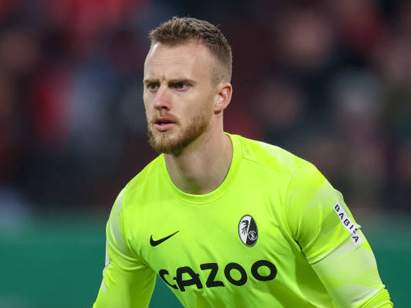 Brentford Resmi Rampungkan Transfer Kiper Freiburg, Mark Flekken