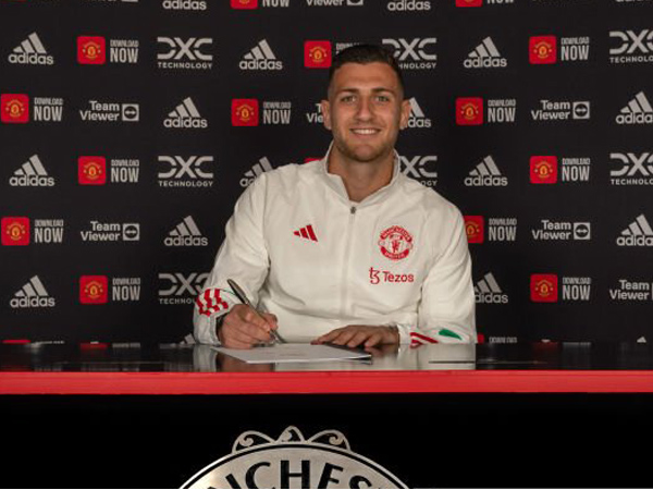 Bek sayap Manchester United, Diogo Dalot.
