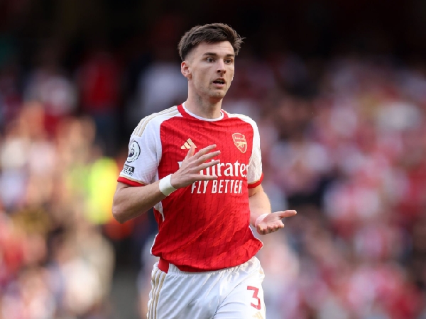 Aston Villa dan Newcastle United memperebutkan Kieran Tierney