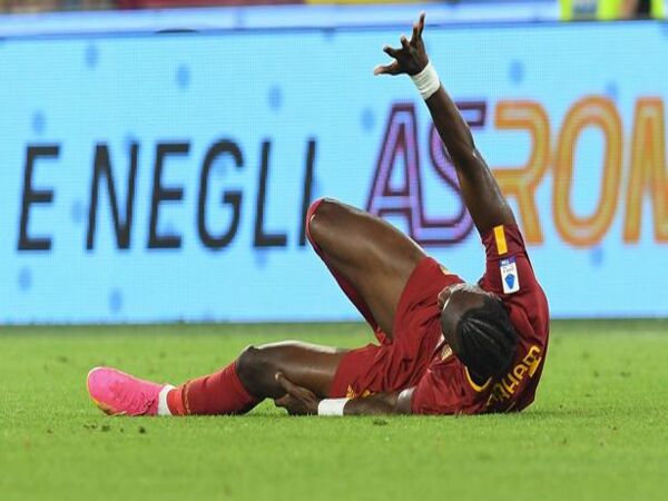 Tammy Abraham mengerang kesakitan sambil memegangi lututnya, saat AS Roma menang 2-1 atas Spezia di pekan pamungkas Serie A dini hari tadi (5/6) / via Getty Images
