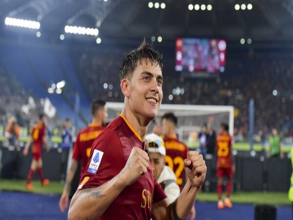 Paulo Dybala enggan membahas masa depannya lebih lanjut bersama AS Roma usai menuntaskan musim kompetisi 2022/23 / via Getty Images