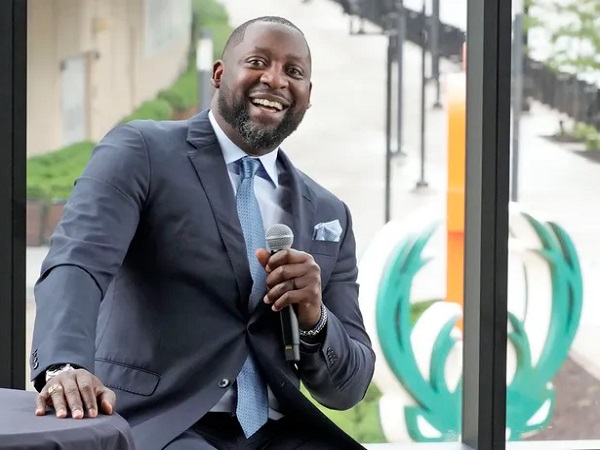 Pelatih anyar Milwaukee Bucks, Adrian Griffin.