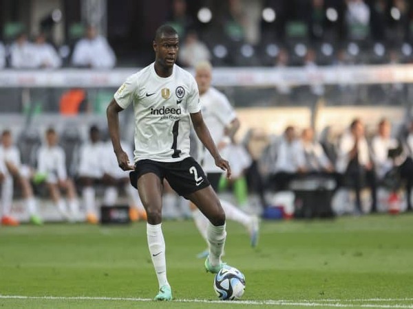 AS Roma dilaporkan segera menuntaskan transfer gratis bek milik Eintracht Frankfurt yaitu Evan Ndicka / via Getty Images