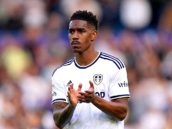 Junior Firpo akan berpisah dengan Leeds United